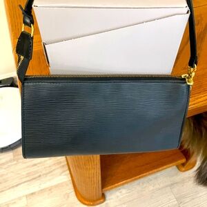 LOUIS VUITTON AUTHENTIC VINTAGE BLACK EPI LEATHER .POUCHETTE GOLD TONE HARDWARE